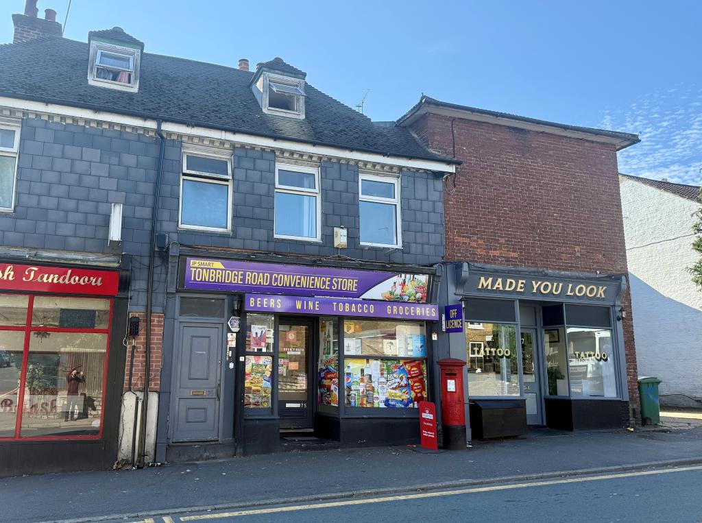 Lot: 47 - WELL PRESENTED TWO-BEDROOM FLAT - Front